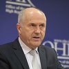 Inzko kao oduzima priznanja ratnim zločincima, u RS-u ih kao brane
