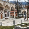 Prijavljena oštećenja na džamiji Aladža, povratnici sumnjaju da je neko pucao