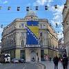 Velika zastava BiH postavljena iznad Vječne vatre uoči Dana nezavisnosti