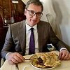 Vučić u avionu uživao u ćevapima: Služio sam vojsku u Lukavici i od tada ih obožavam