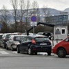 Duga kolona automobila pred drive-in punktom za testiranje u Sarajevu