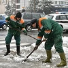 Snijeg zabijelio Sarajevo, zimske službe na terenu, otežano kretanje vozilima i pješacima