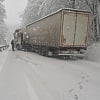 Snijeg donio probleme na Karauli: Zbog popriječenog kamiona stvorile se gužve na cesti