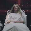 Demi Lovato u spotu za singl "Dancing with the Devil" ponovo proživljava trenutke predoziranja