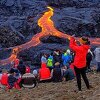 Erupcija vulkana na Islandu privukla veliki broj turista u neposrednu blizinu tekuće lave