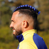 Tevez izazvao pažnju i brojne komentare novom frizurom s plavom pletenicom