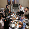 Erdogan sa suprugom Emine iftario kod obične turske porodice u Ankari