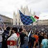 Više od 30.000 navijača Intera na milanskom trgu proslavilo naslov prvaka