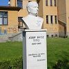 Oskrnavljena bista Josipa Broza Tita u Travniku