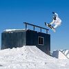 Snowboarder Benny Milam od jezerske kućice za pecanje na ledu napravio "poligon“