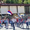 Maturanti u Srebrenici noseći različite zastave zajedno proslavili kraj školovanja