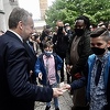 Bakir Izetbegović nakon namaza dijelio bajramluk ispred Begove džamije