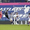 Golman Alisson u 95. minuti zabio za pobjedu i ostavio Liverpool u utrci za plasman u Ligu prvaka