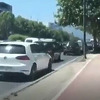 Nesavjesni vozač u Sarajevu preticao kolonu automobila vozeći trotoarom