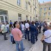 Građani se okupili ispred policijske stanice u Trebinju zbog hapšenja Vukanovića