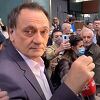 Senad Hadžifejzović se pridružio okupljenima ispred Face TV-a, savladale ga emocije pa zaplakao