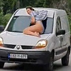 Policija istražuje vožnju djevojke na haubi, otkriveno šta bi mogla biti pozadina