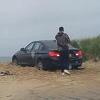 Zaglavljeni BMW ostavio u "rikvercu" pa mu se zaključala vrata