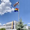 Ambasada SAD-a u BiH obilježila mjesec LGBTQI prava isticanjem velike gay pride zastave