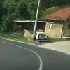 Snimljena nesreća: Golf "krivudao" po cesti, pa završio u bašti kuće kod Semizovca