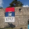 Na zidinama Starog Grada u Trebinju istaknut Mladićev lik s natpisom "heroj"