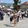 Ljeto je stiglo u Sarajevo: Turisti uživaju u šetnji uprkos visokom temperaturama