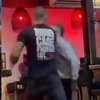 Američki MMA borac brutalno nokautirao muškarca u baru, konobari i DJ mu se zahvalili