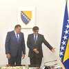 Dodik prilikom fotografisanja odbio stati pored zastave BiH