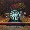 U Sarajevu postavljen veliki, osvijetljeni Cvijet Srebrenice
