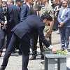 Nakon komemoracije položeno cvijeće na memorijalni kamen u Potočarima