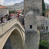 Skokom bez aplauza sa Starog mosta u Mostaru odata počast žrtvama genocida u Srebrenici