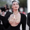 Bella Hadid u centru pažnje zbog modnog odabira za premijeru filma "Tre Piani"