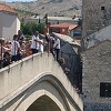 Skokom sa Starog mosta u Neretvu obilježena 17. godišnjica obnove tog spomenika