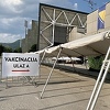 Nakon jutrošnjih gužvi za vakcinaciju, večeras tek pokoji građanin ispred Zetre