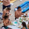 Na plaži u Baškoj Vodi turisti postavili stol za ručak, ponijeli i lonac