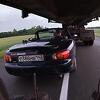 Mazda Miata prošla ispod kamiona u pokretu