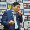 Japanska olimpijka dobija drugu medalju nakon što je prvu zagrizao gradonačelnik Nagoye