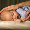 Zašto spavanje na stomaku može biti opasno za bebe