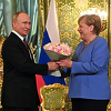 Merkel stigla u Moskvu na sastanak s Putinom: Da li će se dotaći i Schmidta?