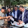 Vučić sa saradnicima doručkovao sa haube automobila