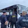 Migranti iz napuštenih objekta Kombiteksa premješteni u prihvatni centar Lipa