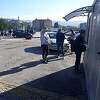 Sarajlije parkiraju automobile pa pješke idu do "drive in" punkta za testiranje