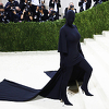 Kim Kardashian ponovo sakrila lice u čudnom modnom izdanju na Met Gali