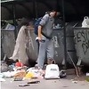 Videosnimak iz Sarajeva: Prijetio i izbacivao smeće iz kontejnera na saobraćajnicu