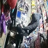Pogledajte snimak pljačke u Srebreniku, maskirani i naoružani muškarac od radnice ukrao novac