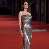 Angelina Jolie zablistala u srebrenoj Versaceovoj haljini na premijeri filma "Eternals" u Rimu