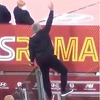 Pogledajte kako se Mourinho ponašao i "pomagao" svojim igračima nakon isključenja
