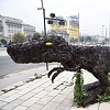Skulptura dinosaura od ćumura u centru Sarajeva upozorava: Želite li izumrijeti?