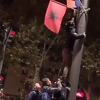U Beogradu skidali i gazili zastave Albanije postavljene zbog samita "Otvoreni Balkan"