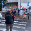 Pogledajte kako policajac vlastitim tijelom "štiti" mural zločincu Mladiću u Beogradu